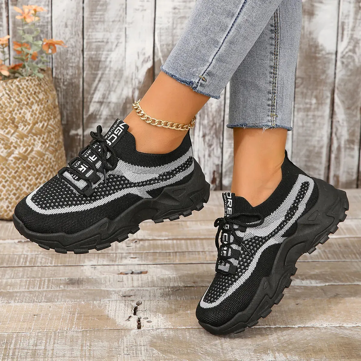 2025 Chic Breathable Sneakers