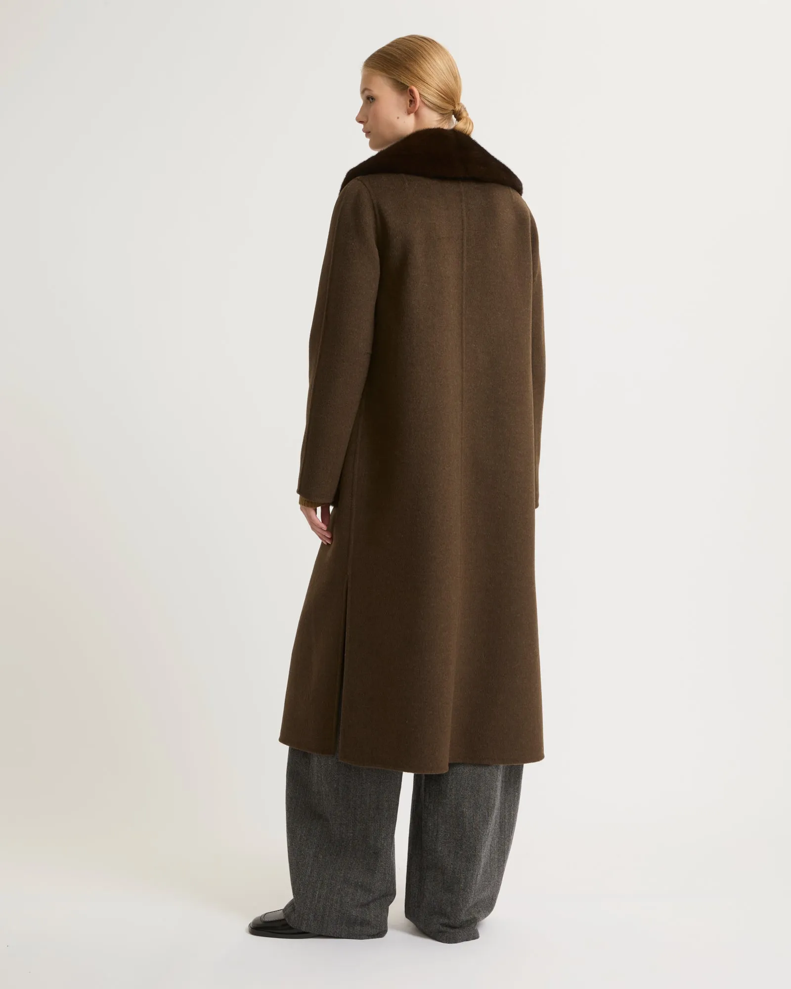 Belted coat in cashmere wool with mink fur collar and over-pockets