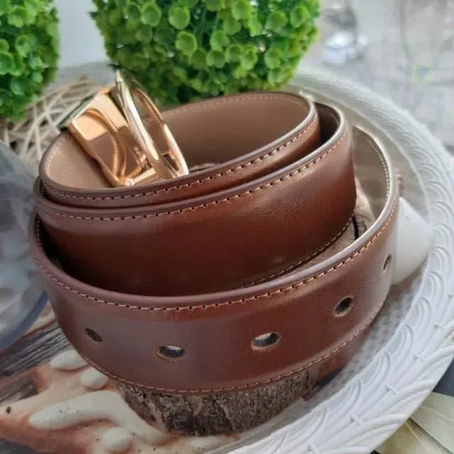 Leather Reversible Belt: Elegant Two-in-One Accessory for Women