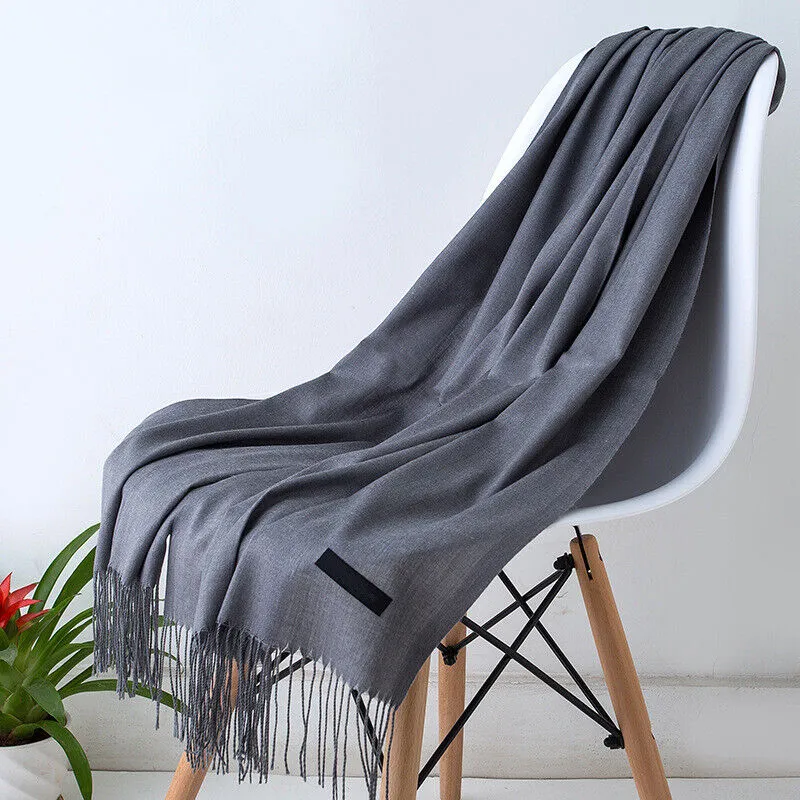 Liora Cashmere Scarf – Elegant and Versatile Winter Style