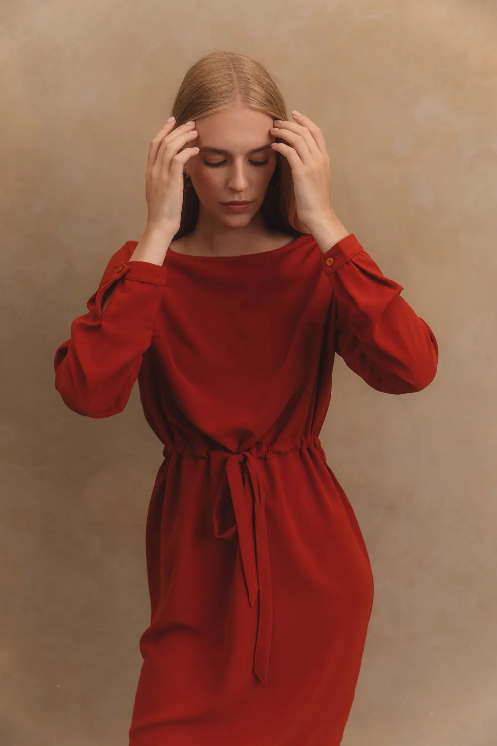 Straight Dress with Belt in Brick