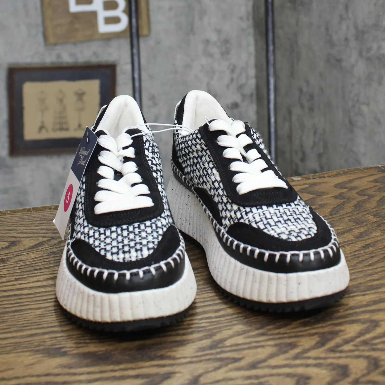 Universal Thread Womens Persephone Sneakers with Memory Foam Insole Black 5M